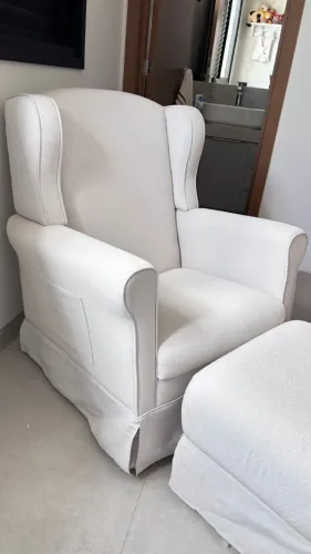 Poltrona amamentação com puff de rodinhas