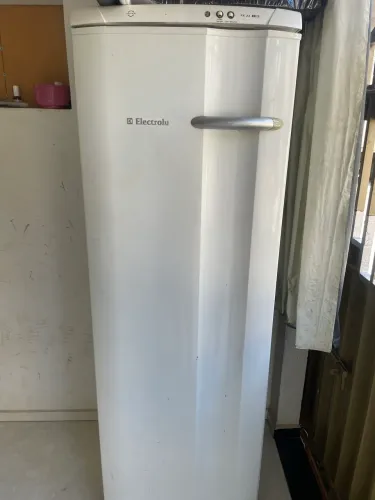 Vendo freezer Electrolux em perfeito estado.