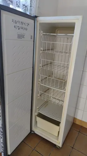 Freezer vertical 250 litros 6 gavetas e extra frio.