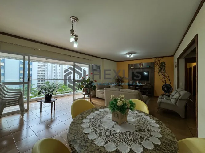 Apartamento reformado com varanda, vista mar e lazer na quadra mar da Praia das Pitangueir