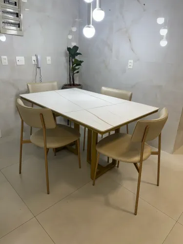 Mesa de 4 lugares com 4 cadeiras 