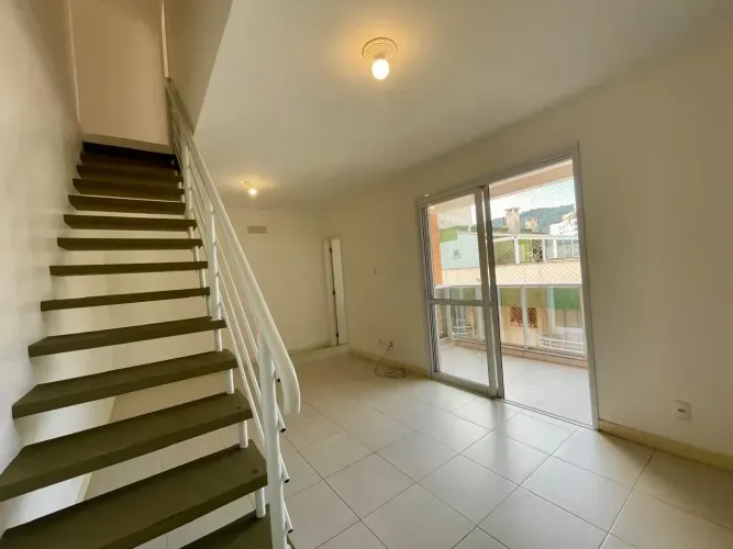Apartamento Duplex com 2 suites no Córrego Grande, em Florianópolis.