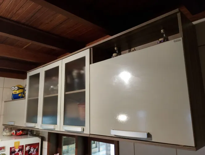 Balcão aéreo de cozinha