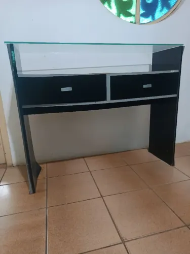 Aparador bem conservado, com tampo de vidro e duas gavetas!