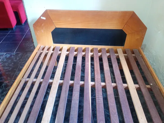 Vendo Cama toda em Madeira de Angelim semi-nova