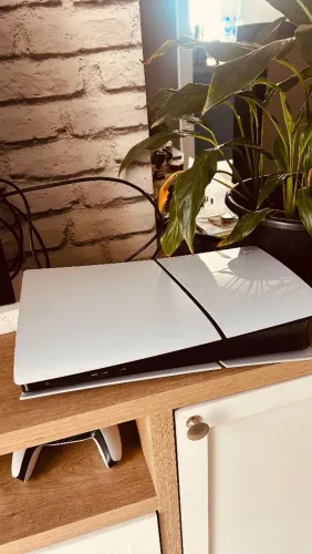 PS5 Slim Digital 825GB + 2 Controles (1 Roxo Midnight Purple)