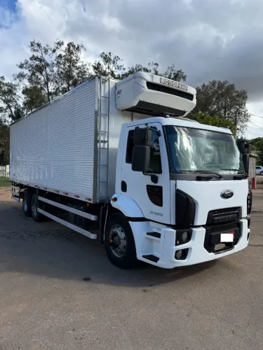 Ford cargo 2429 2015 baú gancheiro