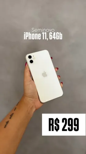 iPhone 11 64GB - Branco - 67% - Detalhe na câmera