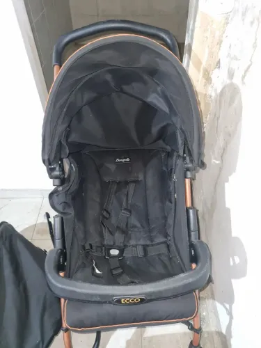 Carrinho de bebê e bebê conforto da burigotto