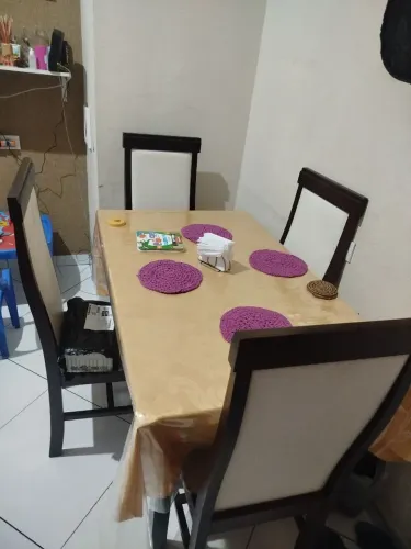 Mesa com 4 cadeiras
