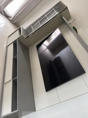 Painel de TV Planejado em MDF com Cristaleira - Excelente Estado