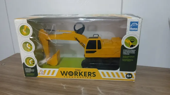 Escavadeira de brinquedo nova
