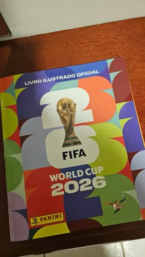 Álbum da copa com 143 figurinhas coladas