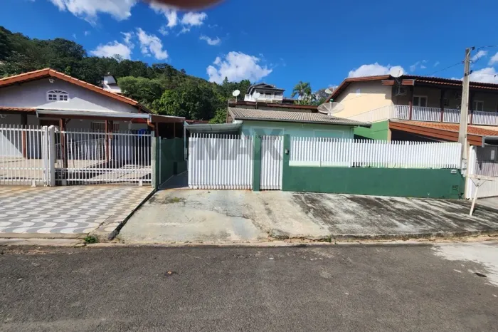 CASA A VENDA EM AGUAS DE LINDOIA COM 88,20 M2 ÁREA CONSTRUÍDA, 460 M2 ÁREA TOTAL ,3 DORMIT