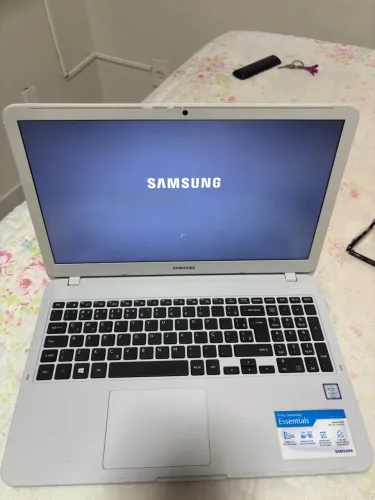 Notebook Samsung Essentials Branco (Core i3 7ª Gen / 4GB RAM / HD 1TB)
