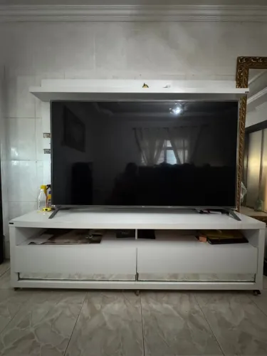 Rack com painel de madeira 