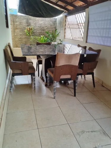Conjunto de mesa 6 cadeiras . Tampo de vidro .