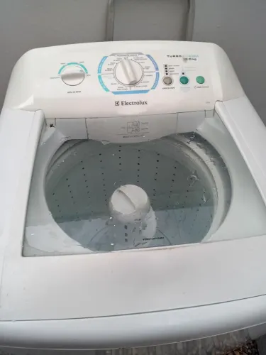 Maquina apresentou um vazamento no fundo dela mais funcionando normal