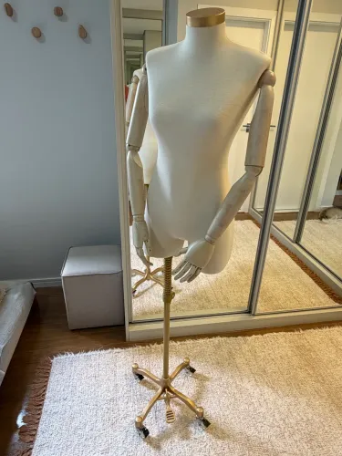 Manequim Luxo, roupas e joias.