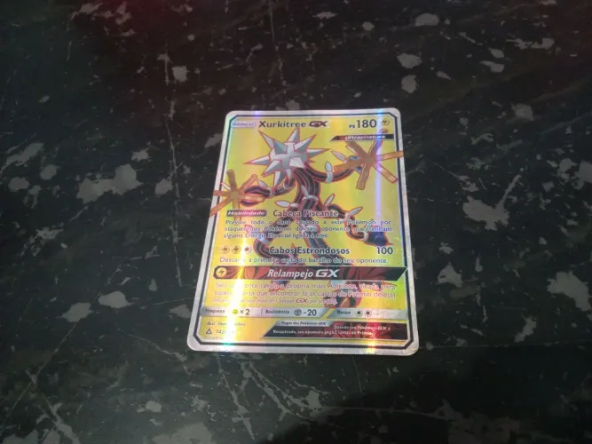 Carta de pokémon lendária para coleção