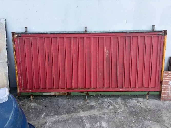 Vendo portão e grade de ferro