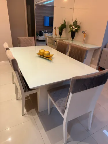 Vendo conjunto de mesa e aparador