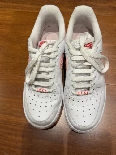 Nike Air Force 1 Original branco com detalhe rosa