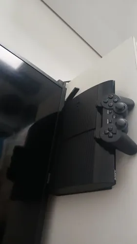 Play Station 3 super slim desbloqueado lotado de jogos com 1 controle.