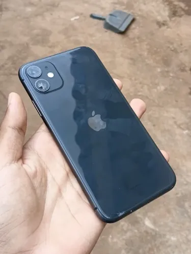 ? iPhone 11 128GB - R$ 1.100 iPhone 11 de 128GB, funcionando normalmente e com ótimo dese