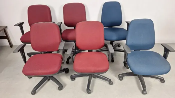 Cadeiras de escritório nas cores Vermelha e Azul Base em ferro, valor unitario