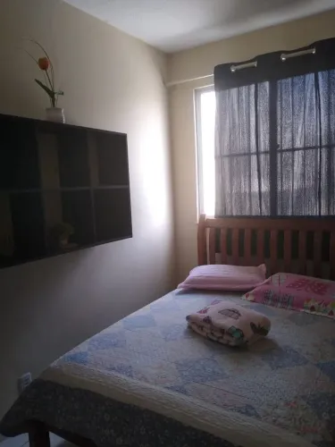 Alugo suíte no meu apartamento, so para meninas. Cidade dos funcionários.