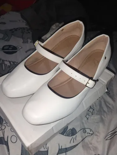 Sapato scarpin branco ,salto baixo com fivela