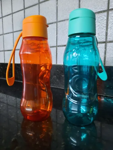 Garrafas Squeeze Coloridas com Design Moderno<br>