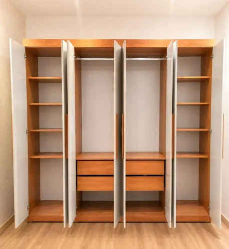 Vende se roupeiro de 8 portas 