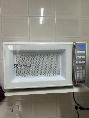 Micro-ondas Electrolux de bancada Branco com Função Tira Odor e Manter Aquecido 34L