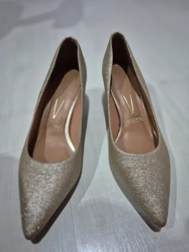 Sapato vizzano dourado