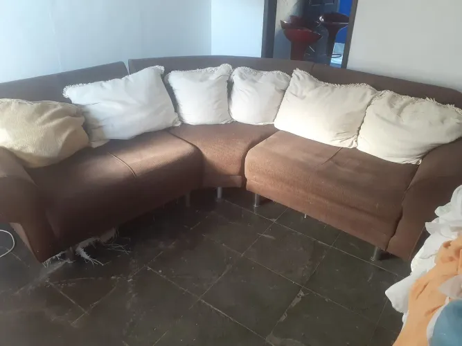 Vendo   . Sofá com  almofadas  soltas. 