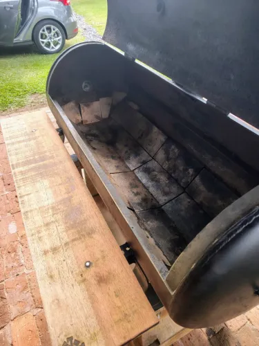 Churrasqueira Artesanal a Carvão com Tampa - Estilo Barril