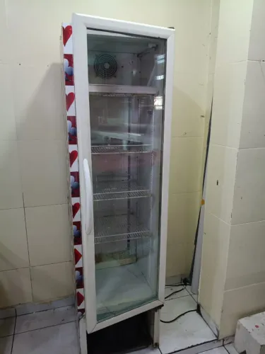 Expositora Bebidas Gelopar  Porta de vidro Modelo GPUT-230 220V 186 litros