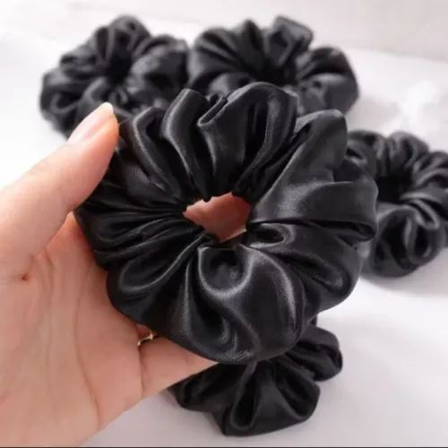 Xuxinha / Pompom/ Scrunchie Cetim