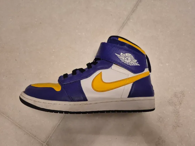 Air Jordan 1 Mid Lakers