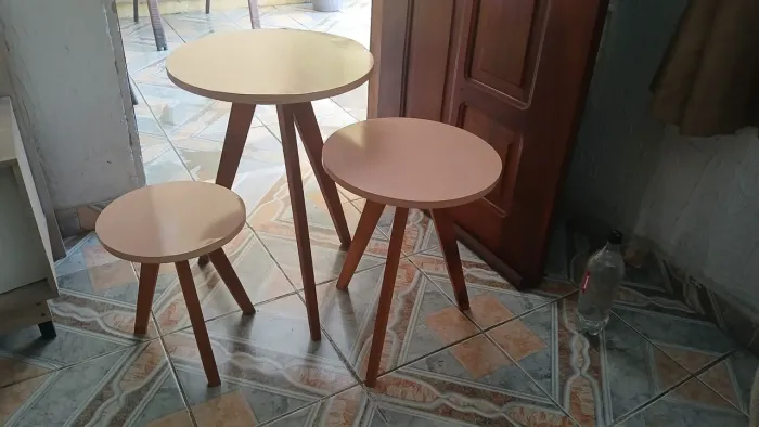 Trio de mesas de canto