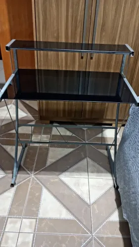 Mesa de computador em vidro, para computador e notebook, usado em perfeitas condições.
