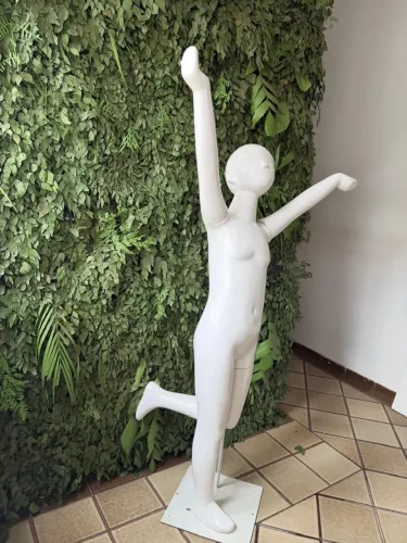 Vendo Manequim Branco Infantil com Pedestal - R$100,00