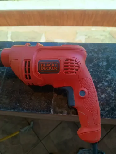 Furadeira impacto,vem dentro da maleta com todos acessórios 