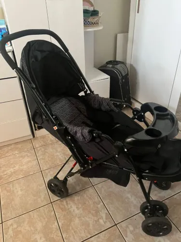 Carrinho de bebe e bebe conforto