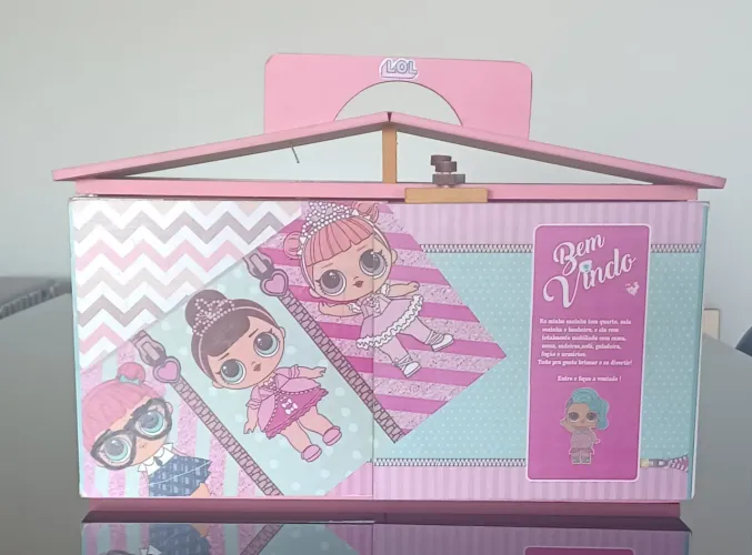 Casinha de boneca malete LOL em MDF, com móveis