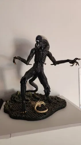 Neca Figura Especial Alien Romulus Scorched Xe nomorph De 30 cm.