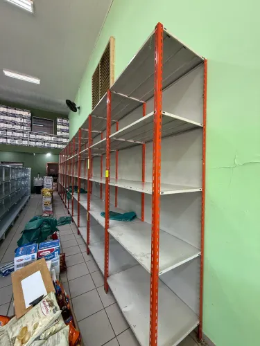 Prateleira de aço