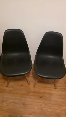 Par de Cadeiras Charles Eames Eiffel Preta - Base Madeira (2 Unidades)